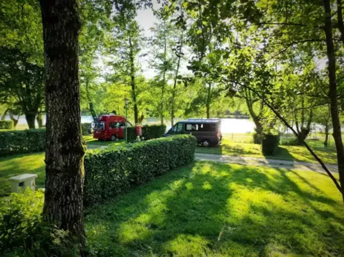 Stellplatz - Standardpaket (Zelt, Wohnwagen, Wohnmobil / 1 Auto / Strom 10A) - image n°2 - Camping Domaine de Mépillat