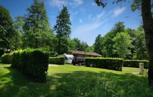Stellplatz - Stellplatz Confort (Zelt, Wohnwagen, Wohnmobil / 1 Auto / Strom 10A) - image n°2 - Camping Domaine de Mépillat