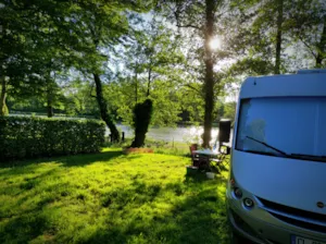 Emplacement - Premium Package (minimum 100 m², 1 tent, caravan or motorhome / 1 car / electricity 10A) - Camping Domaine de Mépillat