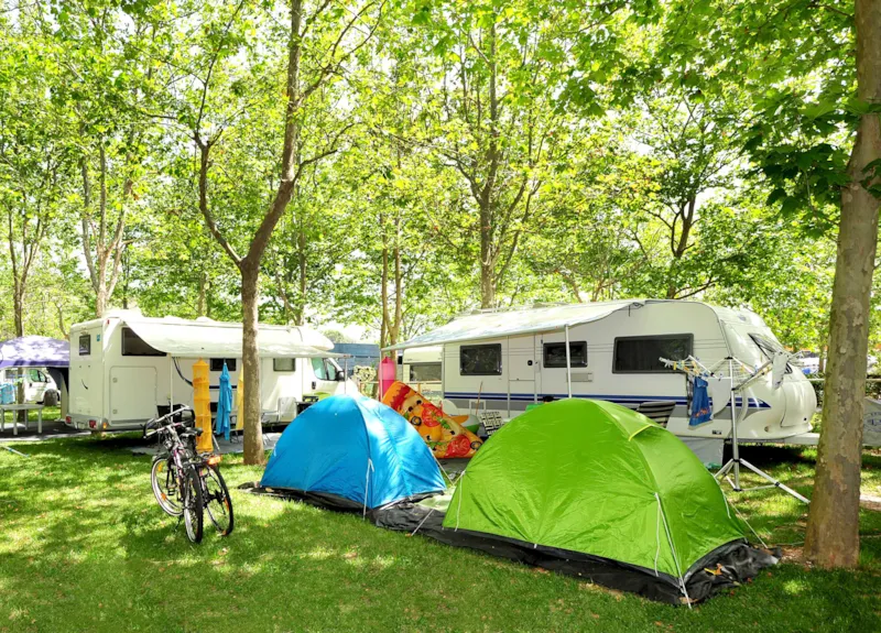 Emplacement Silver: Tente, Caravane Ou Camping-Car, Électricité 6A - Max 7 M