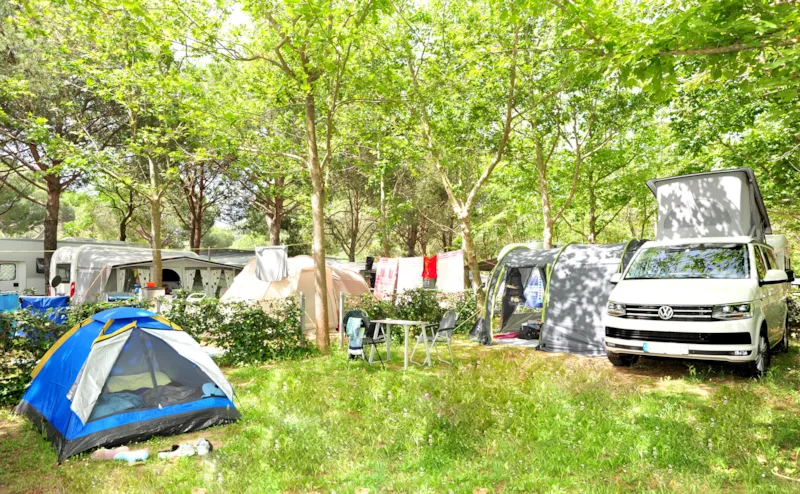 Emplacement Platinum : Caravane Ou Camping-Car + Raccordement Eau Courante 10A / Évacuation + Electricité