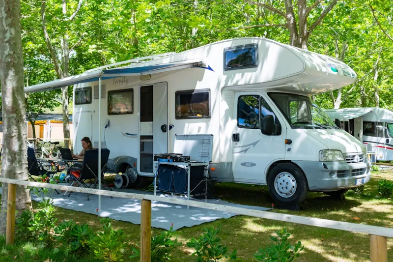 Emplacement Platinum : Caravane Ou Camping-Car + Raccordement Eau Courante 10A / Évacuation + Electricité