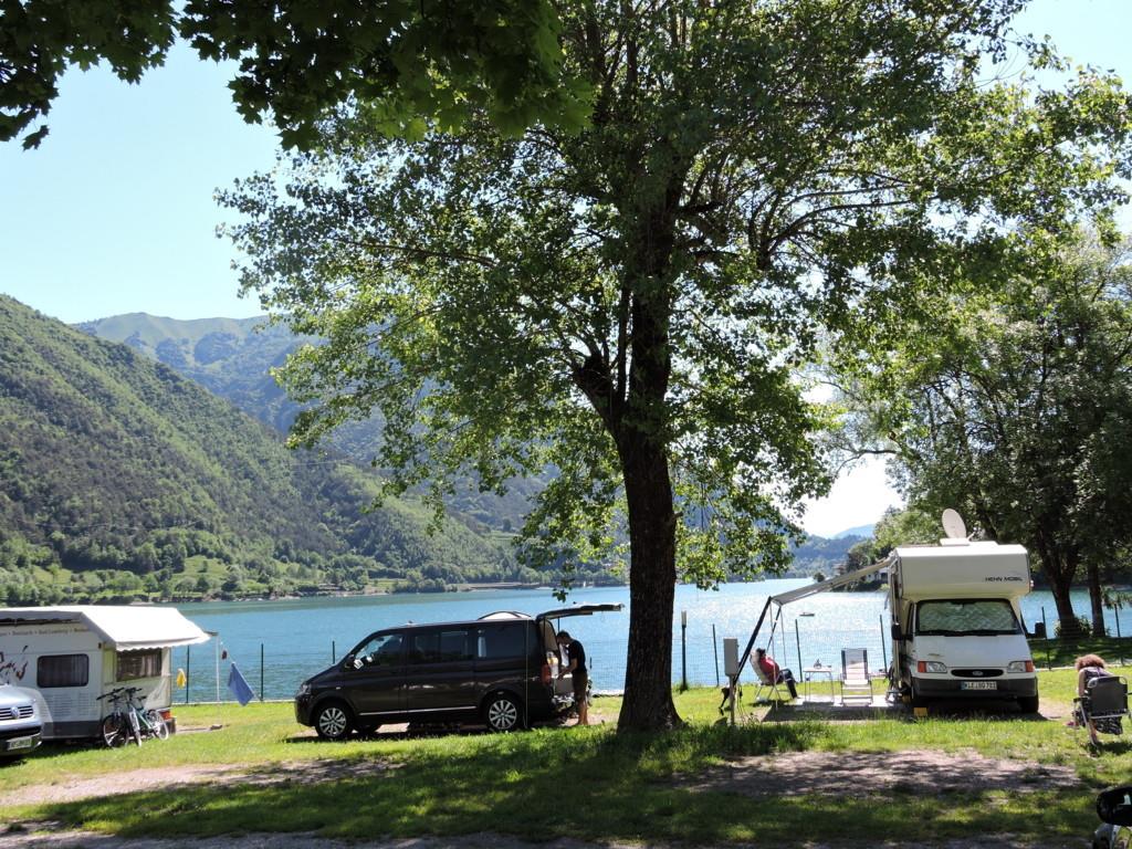 Standplaats 56-65m² AZZURRA aan het meer: 1 auto + tent, caravan of camper +  elektriciteit 6A