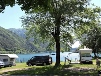 Stellplatz - Stellplatz 56-65M² Azzurra Am See: 1 Auto + Zelt , Wohnwagen Oder Wohnmobil +  Strom 6A - Camping Al Lago