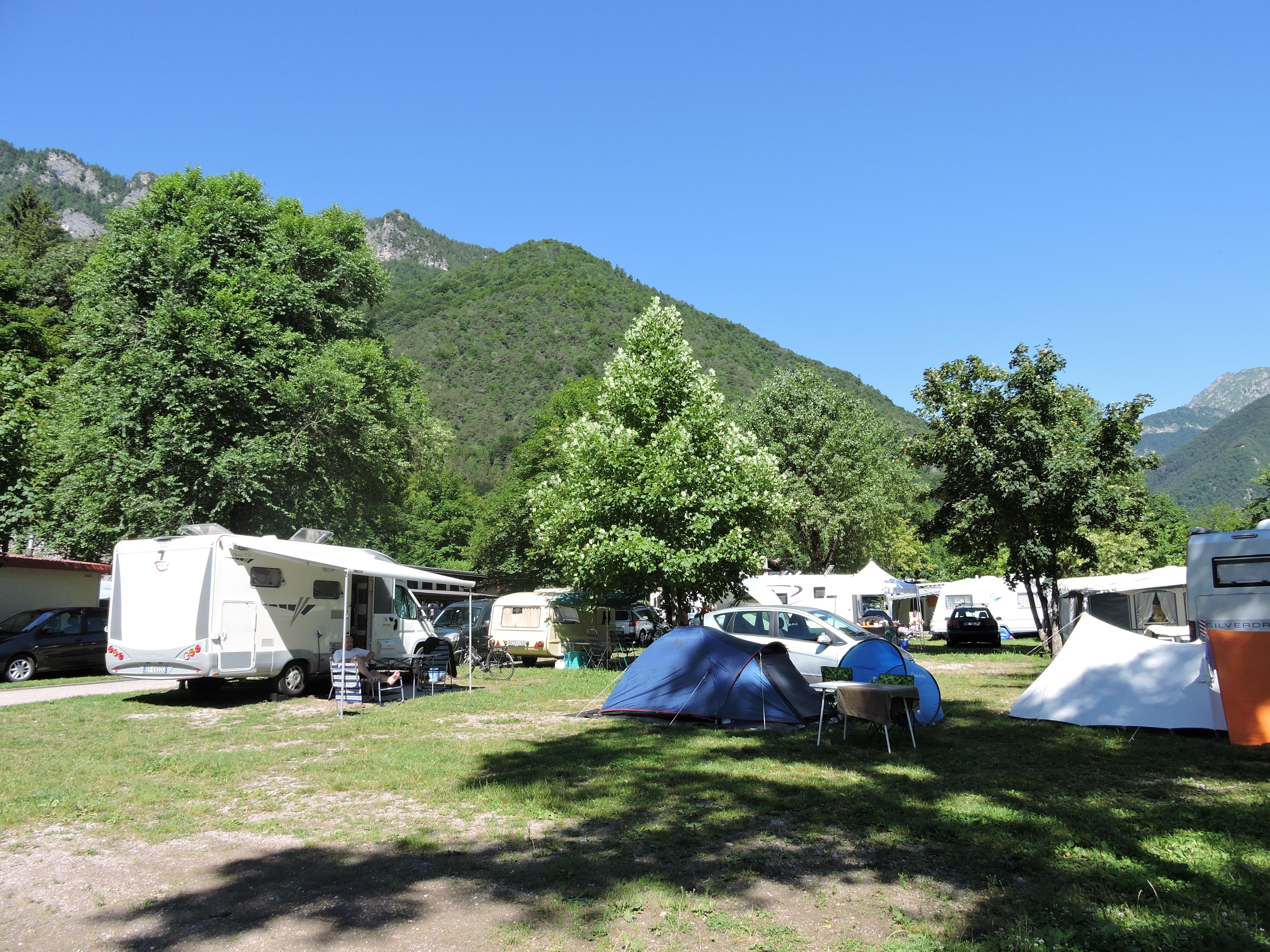 Standplaats 50-55m² GROEN classic: auto + tent, caravan of camper +  elektriciteit 6A