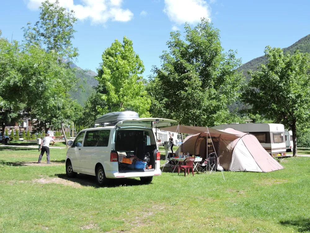 Emplacement 65-75m² ROSSA grande: 1 voiture + tente, caravane ou camping-car + électricité 6A