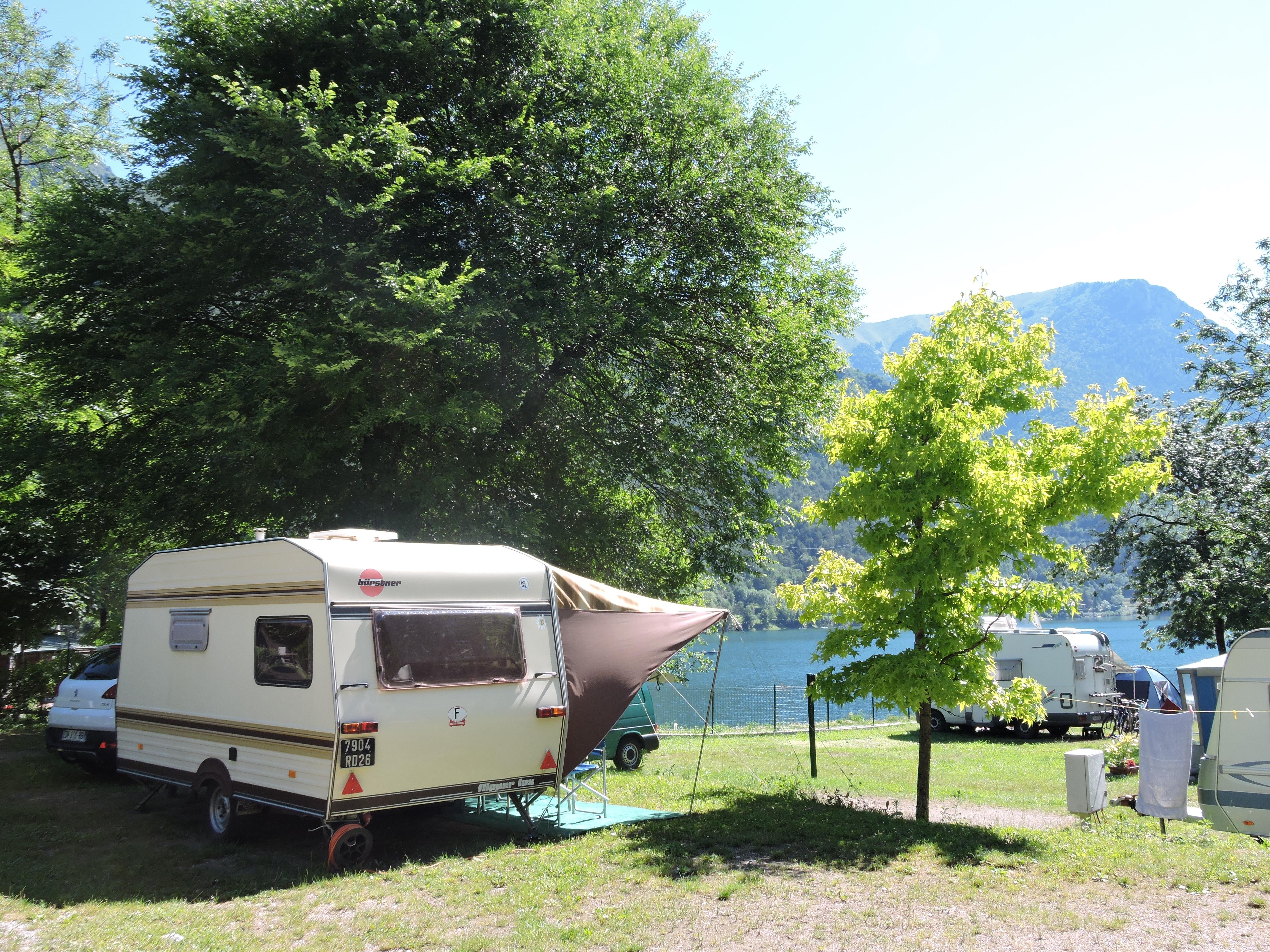 Emplacement 50-65m² ARANCIO Vue Lac : 1 voiture + tente, caravane ou camping-car + électricité 6A
