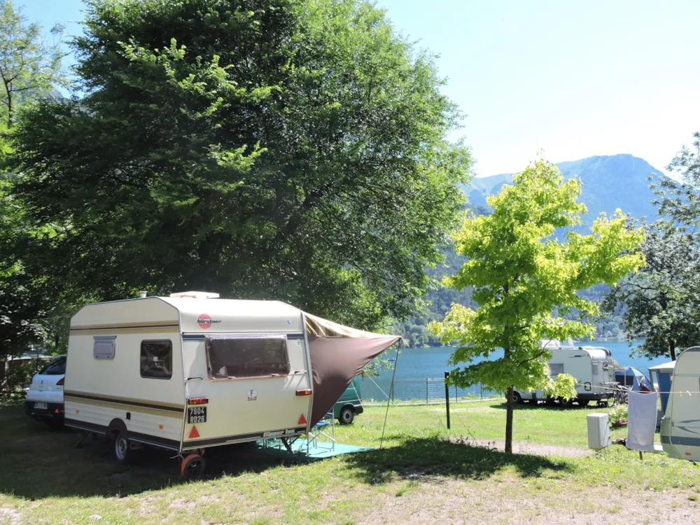 Piazzola 50-65m² ARANCIO vista lago: 1 auto + tenda, roulotte o camper + elettricità 6A