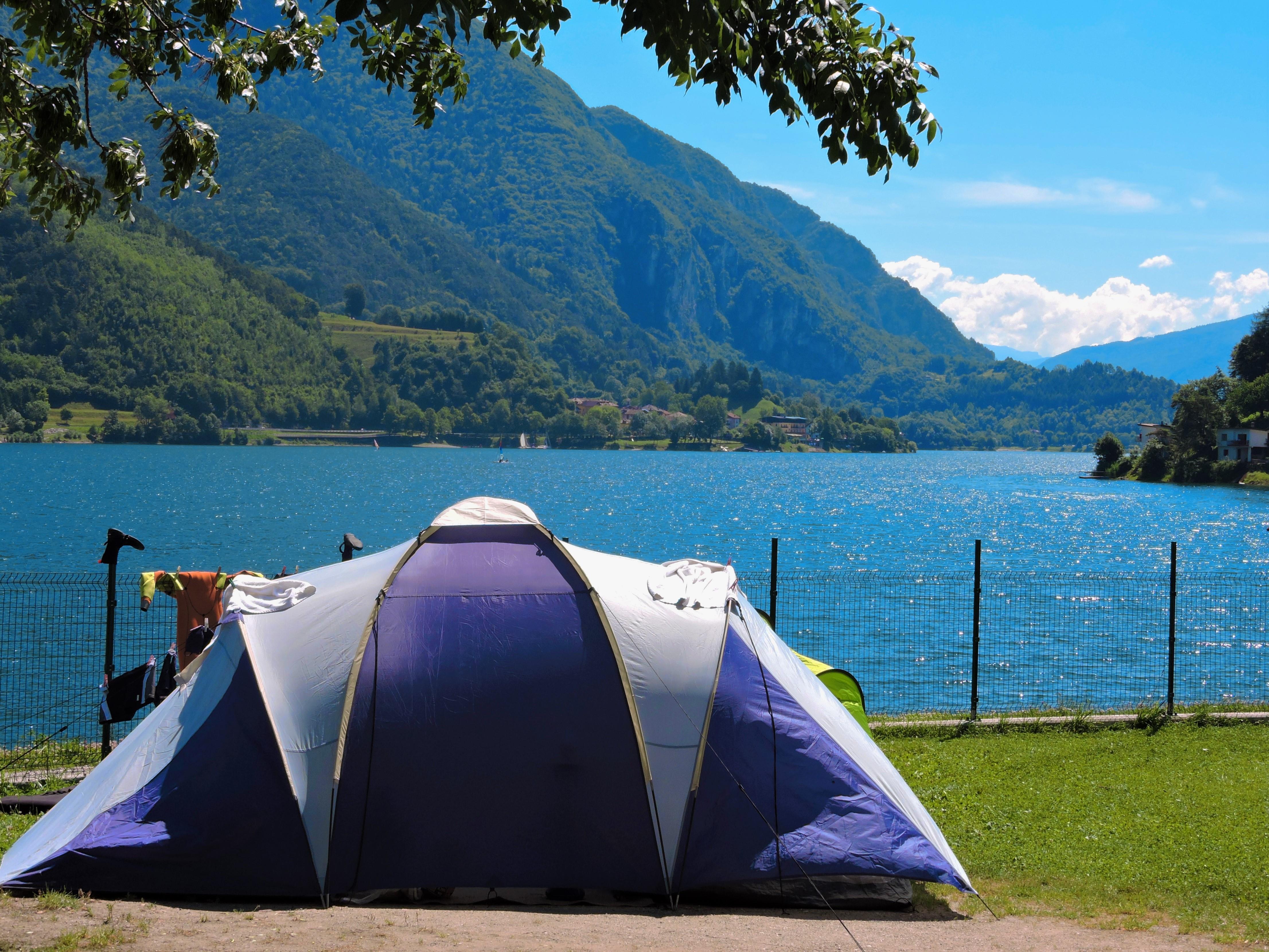 Standplaats 63-75m² BLUE grote aan het meer: 1 auto + tent, caravan of camper +  elektriciteit 6A