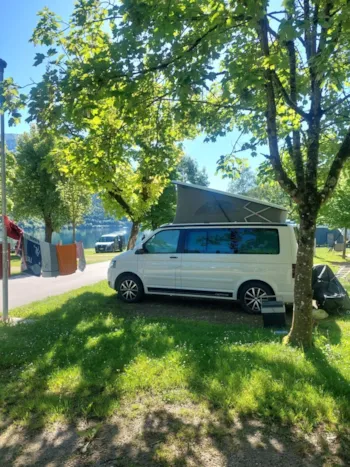 Stellplatz - Stellplatz 50-55M² Grün Classic: 1 Auto + Zelt , Wohnwagen Oder Wohnmobil +  Strom 6A - Camping Al Lago