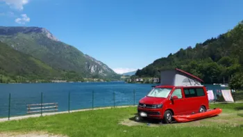 Stellplatz - Stellplatz 63-75 M² Blue Große Am See: 1 Auto + Zelt , Wohnwagen Oder Wohnmobil +  Strom 6A - Camping Al Lago