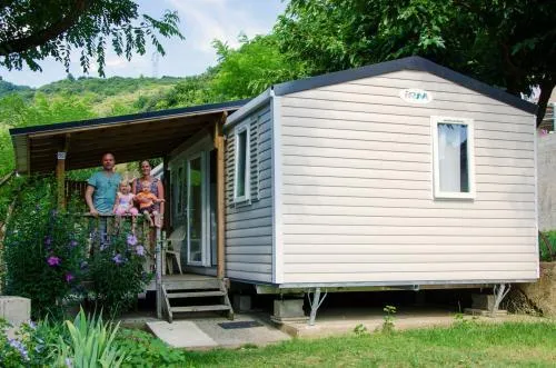 Location - Le Family ( 34M² ~ Avec Terrasse)  Année 2016 Climatisation 6 Pers, 1 Voiture  Animaux Non Admis - image n°1 - Camping Le Castelet