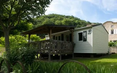 Location - Mobil-Home 'La Muzolaise (30M² Avec Terrasse) 4 Pers + 1 Voiture. Climatisation, Animaux Non Admis - image n°1 - Camping Le Castelet