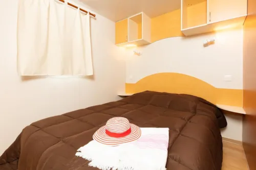 Location - Mobil-Home 'La Muzolaise (30M² Avec Terrasse) 4 Pers + 1 Voiture. Climatisation, Animaux Non Admis - image n°3 - Camping Le Castelet