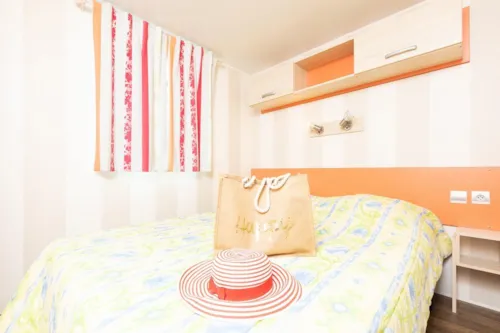 Huuraccommodatie(s) - Stacaravan 'L'ardechoise' (28M² Met Terras) 4 Pers + 1 Car. Air-Conditionning. Pets Not Allowed. - image n°3 - Camping Le Castelet