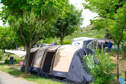Emplacement - Emplacement  Camping Avec Electricite - image n°2 - Camping Le Castelet