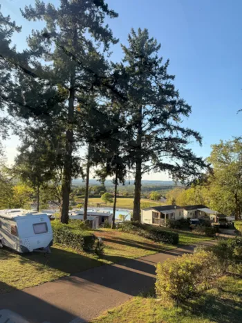 Stellplatz - Stellplatz Prestige 100M² - 10A + Fließwasser- Und Abwasseranschluss - Camping Sunêlia Le Séquoia