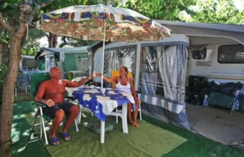 Stellplatz - Stellplatz 'Confort' 100 M² + 6A Strom + Fahrzeug (Wohnwagen Max. 7,50M.) - Camping La Torre del Sol