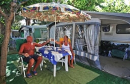 Stellplatz - Stellplatz 'Confort' + 6A Strom + Fahrzeug (100 M²) - Camping La Torre del Sol