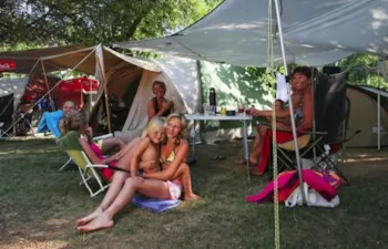 Stellplatz - Stellplatz 'Standard' 72 M² + 6A Strom + Fahrzeug  (Wohnwagen Max. 7,50M.) - Camping La Torre del Sol