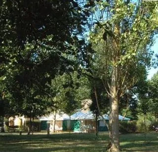 Huuraccommodatie(s) - Gemeubileer Huurtent De Trigano - 2 Slaapkamers (Zonder Privé Sanitair) - image n°2 - Camping Des 3 Lacs du Soleil