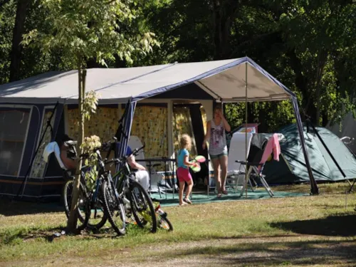 Pitch - Package Confort + Car + 10A Electricity - image n°1 - Camping Des 3 Lacs du Soleil