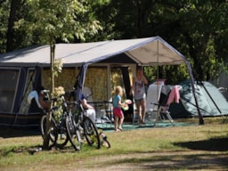Kampeerplaats(en) - Pakket Confort + Voertuig + 10A Elektricitei - Camping Les 3 Lacs du Soleil