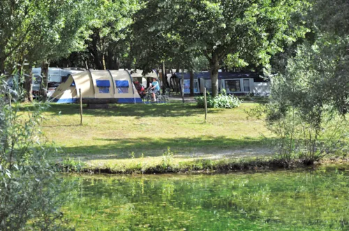 Pitch - Package Confort + Car + 10A Electricity - image n°2 - Camping Des 3 Lacs du Soleil