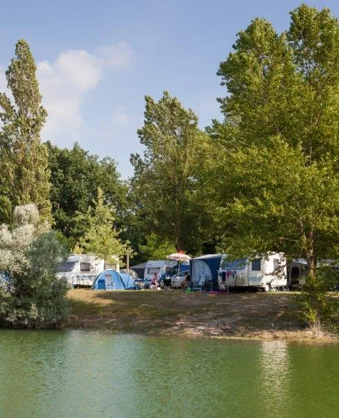 Stellplatz - Pauschale Classic + Wagen + 6A Strom - image n°3 - Camping Des 3 Lacs du Soleil