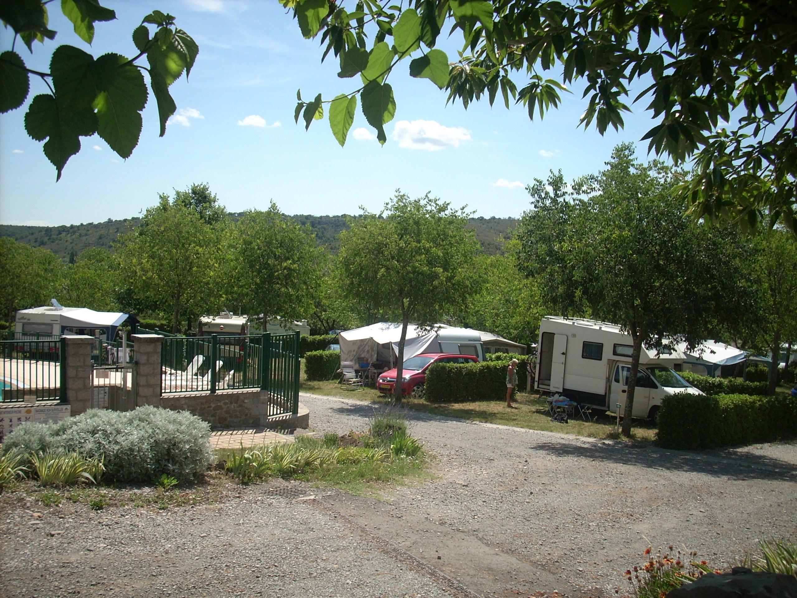 Kampeerplaats - Standplaats Voor Tent Of Caravan Of Kampeerwagen - CAMPING LES CHATAIGNIERS