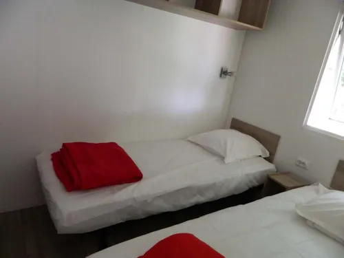 Accommodation - Mobile Home Oceane Avec Climatiseur,Terrasse Couverte - image n°5 - CAMPING LES CHATAIGNIERS