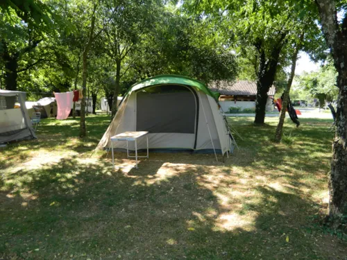 Pitch - Pitch For Tent Or Caravan Or Camping Car - image n°2 - CAMPING LES CHATAIGNIERS