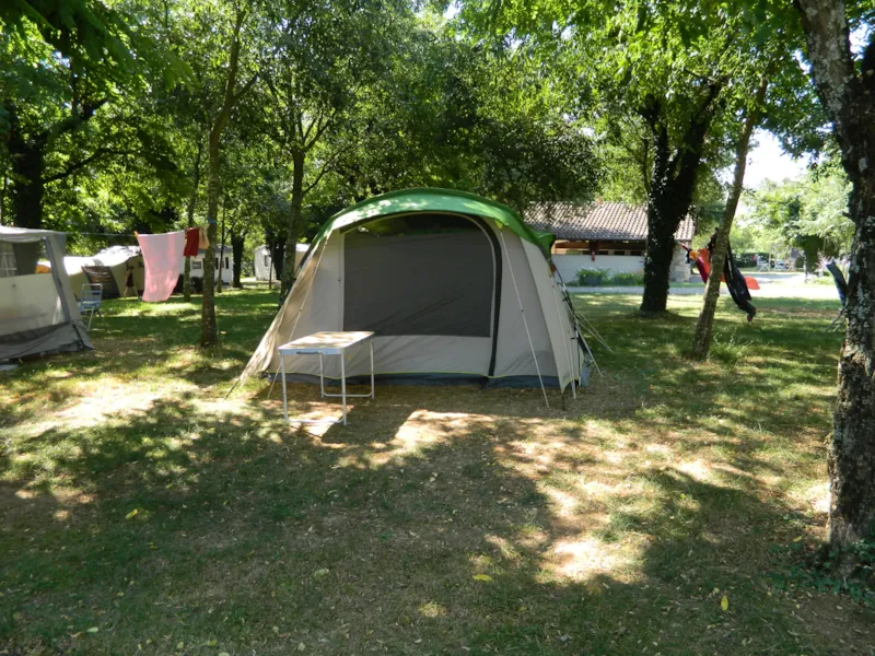Emplacement Tente Ou Caravane Ou Camping Car