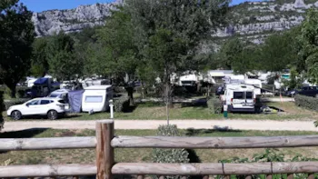 Stellplatz - Stellplatz Zwei-Personen-Paket. - Camping des Gorges