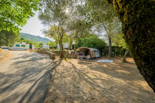 Emplacement - Emplacement Forfait 2 Personnes Avec Électricité - image n°2 - Camping des Gorges