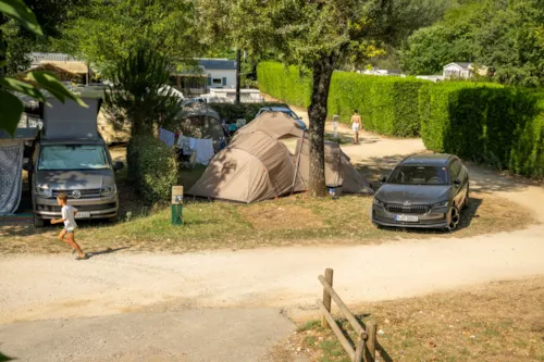 Emplacement - Emplacement Forfait 2 Personnes Avec Électricité - image n°3 - Camping des Gorges