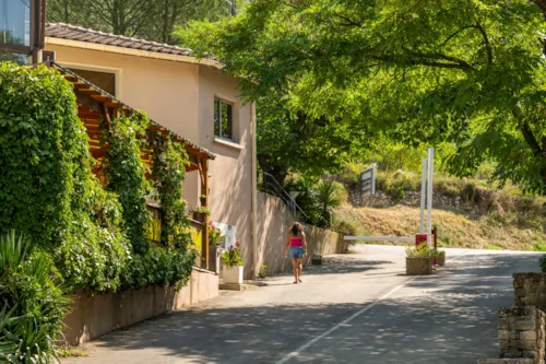 Emplacement - Emplacement Forfait 2 Personnes Avec Électricité - image n°9 - Camping des Gorges