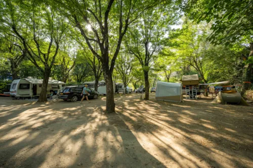 Emplacement - Emplacement Forfait 2 Personnes Avec Électricité - image n°4 - Camping des Gorges