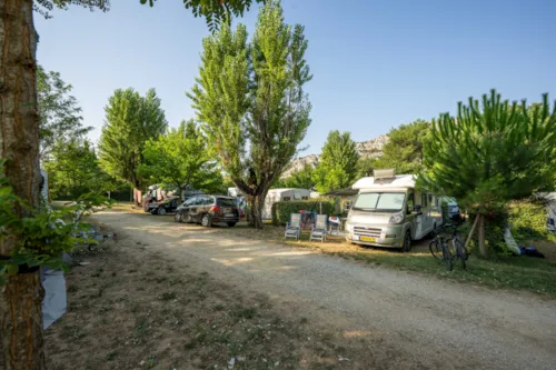 Emplacement - Emplacement Forfait 2 Personnes Avec Électricité - image n°6 - Camping des Gorges