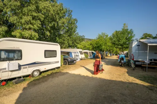 Emplacement - Emplacement Forfait 2 Personnes Avec Électricité - image n°8 - Camping des Gorges