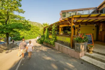 Stellplatz - Stellplatz Zwei-Personen-Paket Mit Strom - Camping des Gorges