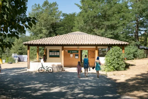 Pitch - Comfort Campsite Location - image n°3 - Huttopia le Moulin