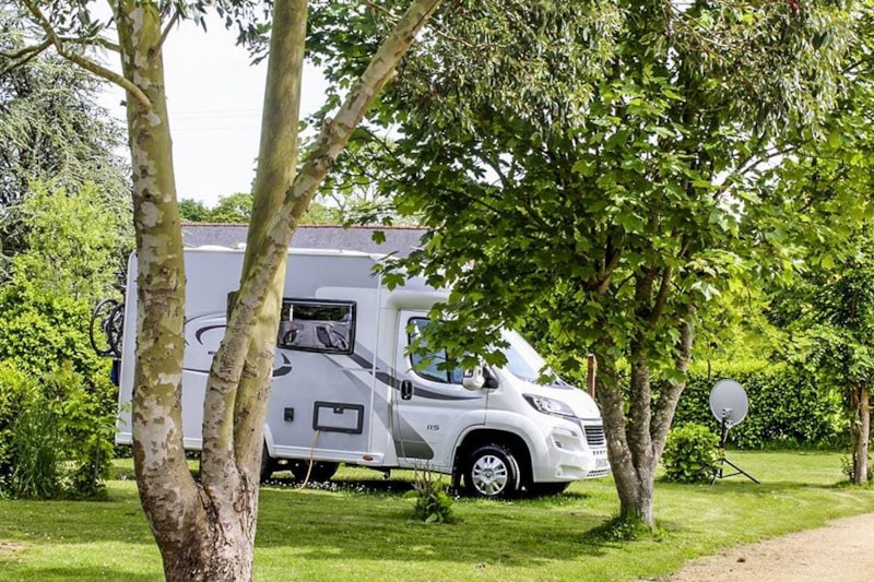 CONFORT pakket (staanplaats, 2 personen, met stroom)
