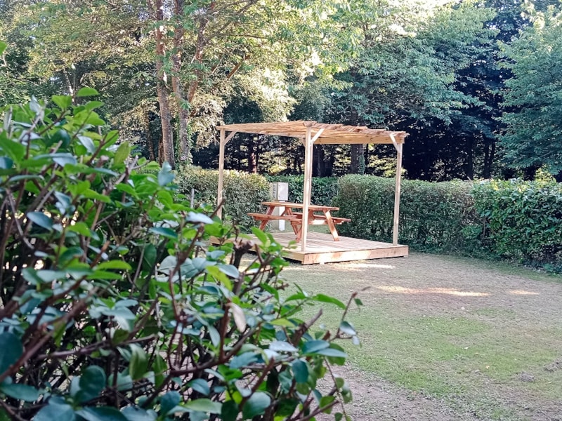 Standplaats PRIVILEGE GARDEN (plaats, pergola, 2 pers, elektriciteit), reserveringskosten inbegrepen