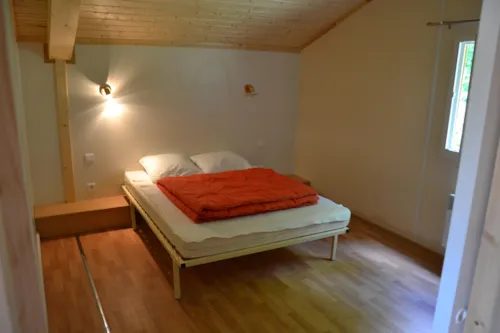 Accommodation - Chalet Confort 35M² 2 Bedrooms With Covered Terrace + Tv -Adapted To The People With Reduced Mobilit - image n°3 - Camping Le Château