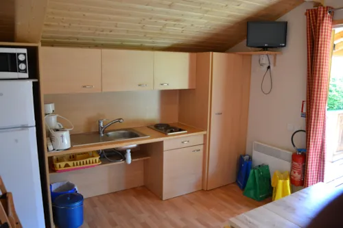 Accommodation - Chalet Confort 35M² 2 Bedrooms With Covered Terrace + Tv -Adapted To The People With Reduced Mobilit - image n°2 - Camping Le Château