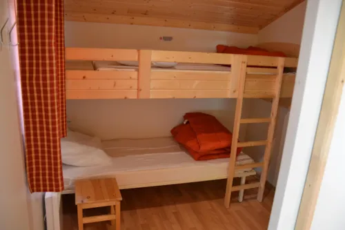 Accommodation - Chalet Confort 35M² 2 Bedrooms With Covered Terrace + Tv -Adapted To The People With Reduced Mobilit - image n°4 - Camping Le Château