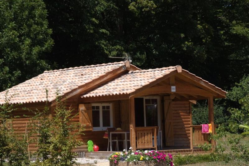 Huuraccommodatie - Chalet Premium 35M² 2 Kamers Met Overdekt Terras + Airconditioning + Tv + Vaatwasmachine - Flower Camping Le Château