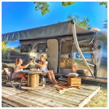 Location - Caravane Américaine Airstream Avec Spa Privé Sur Terrasse Couverte - Camping Le Château
