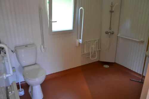Accommodation - Chalet Confort 35M² 2 Bedrooms With Covered Terrace + Tv -Adapted To The People With Reduced Mobilit - image n°5 - Camping Le Château